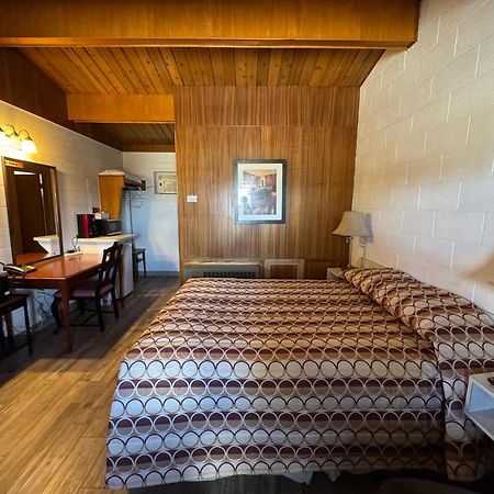 Ace Crown Motel Medicine Hat Exterior photo