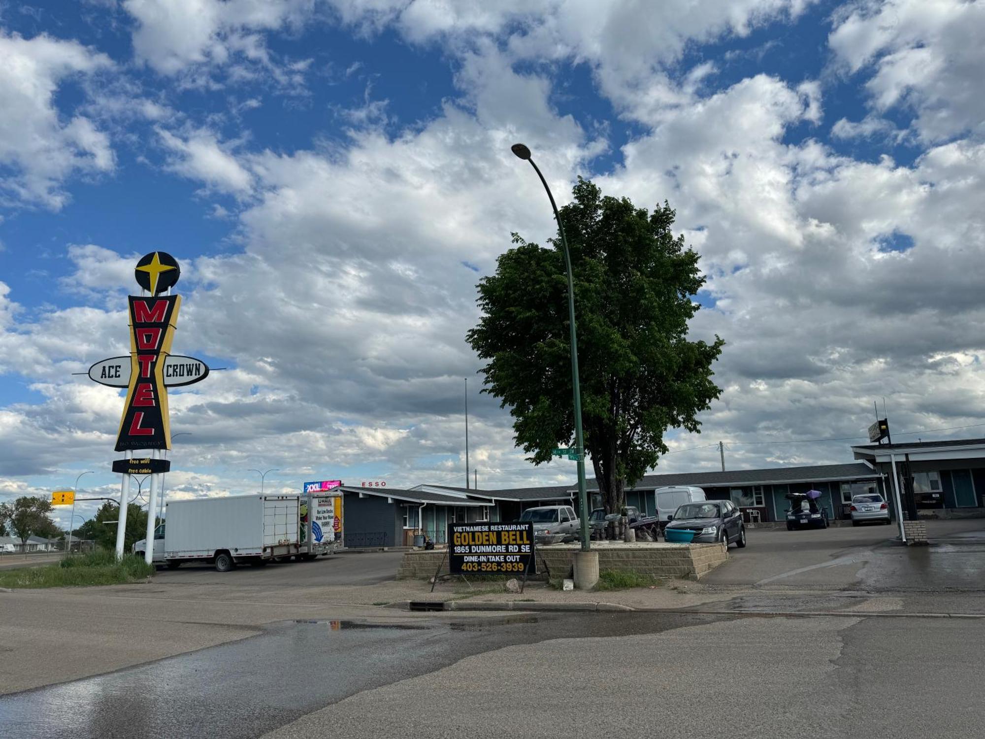 Ace Crown Motel Medicine Hat Exterior photo