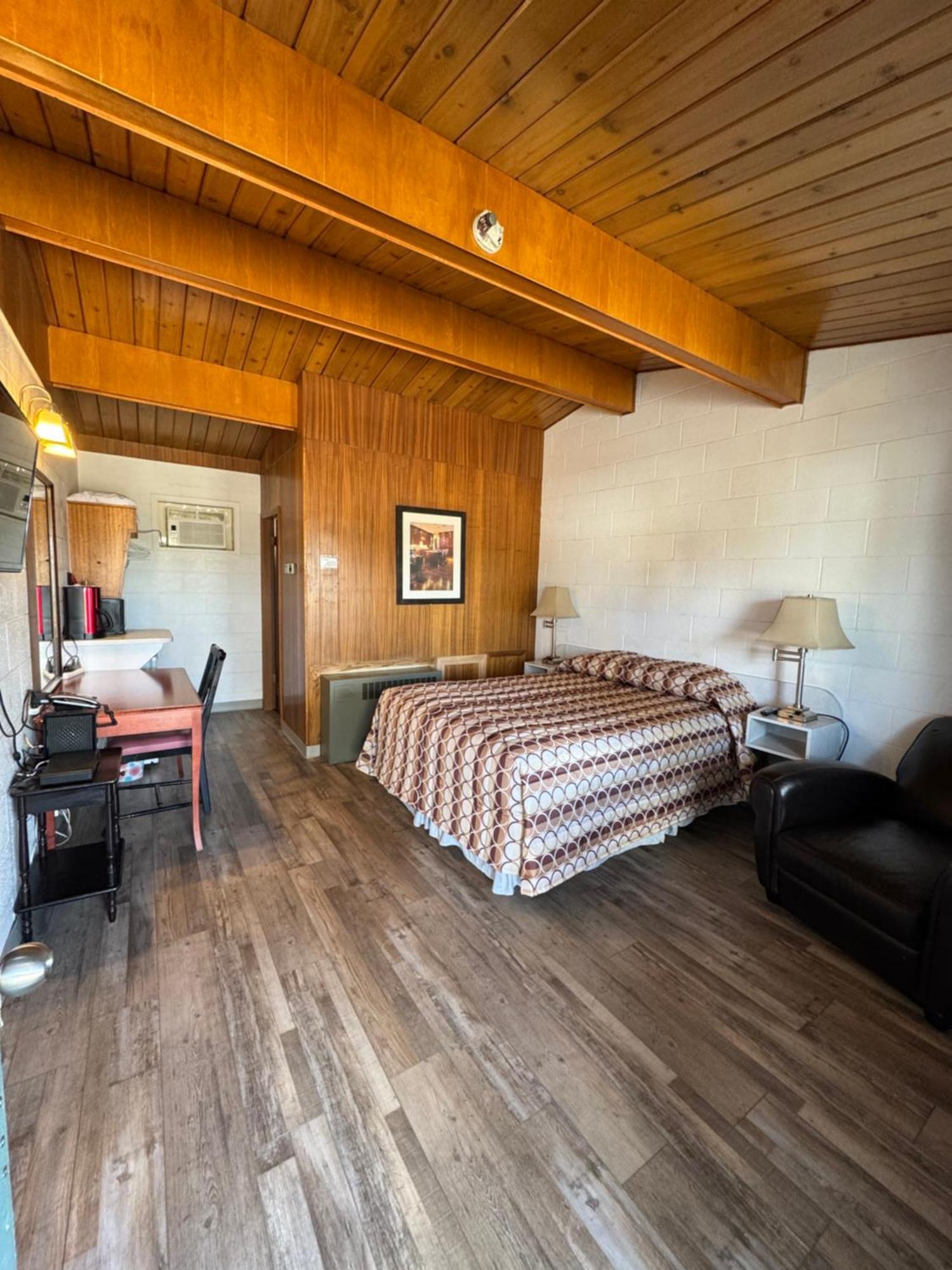 Ace Crown Motel Medicine Hat Exterior photo