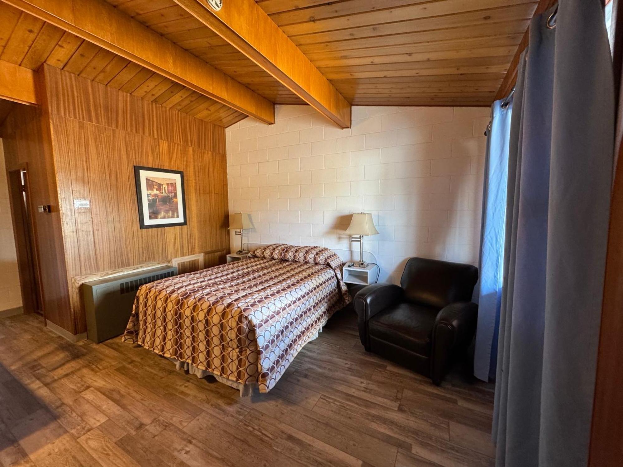 Ace Crown Motel Medicine Hat Exterior photo