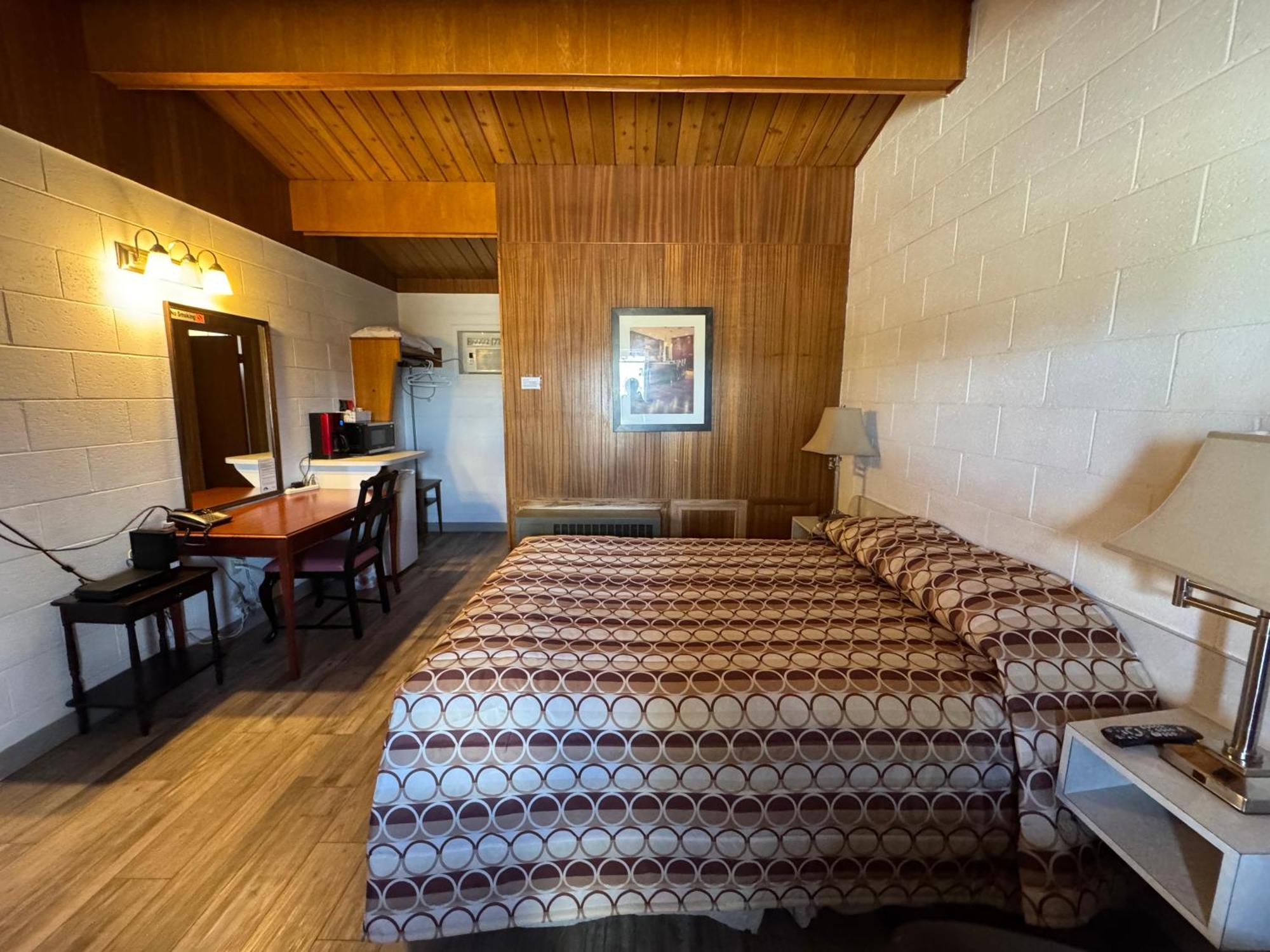 Ace Crown Motel Medicine Hat Exterior photo